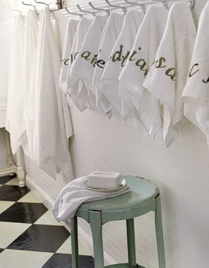 Delicados baños en color blanco - Decoración de Interiores y Exteriores
