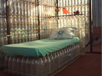 casa_botellas_cama