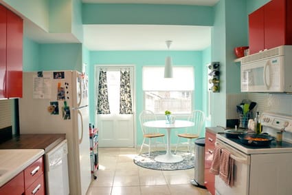 Estilo retro en una cocina roja y turquesa decoracion estiloydeco