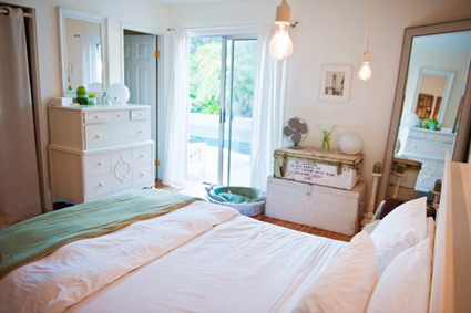 Un dormitorio blanco y verde - Decoración de Interiores y Exteriores