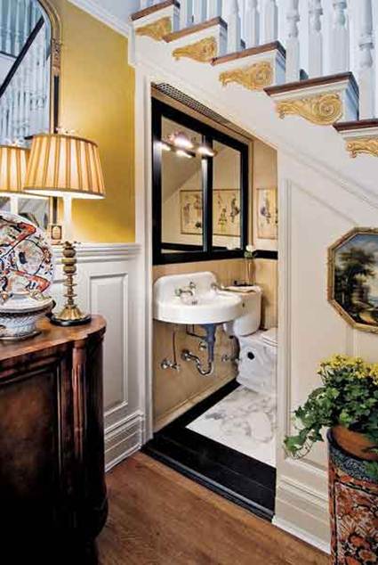 Un baño en el hueco de la escalera decoracion estiloydeco