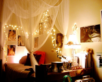 Ideas para decorar tu dormitorio con luces navideñas - Decoración de