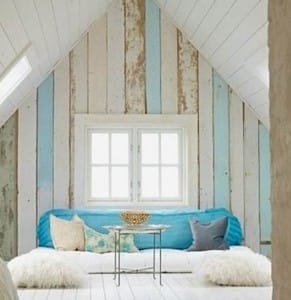 pared forrada con paneles madera decapada blanco y azul - Decoración de