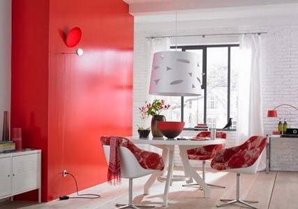 Sala de mese de culoare roșie