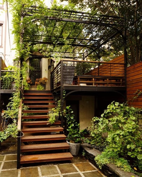 Pergola acoperita de vegetatie