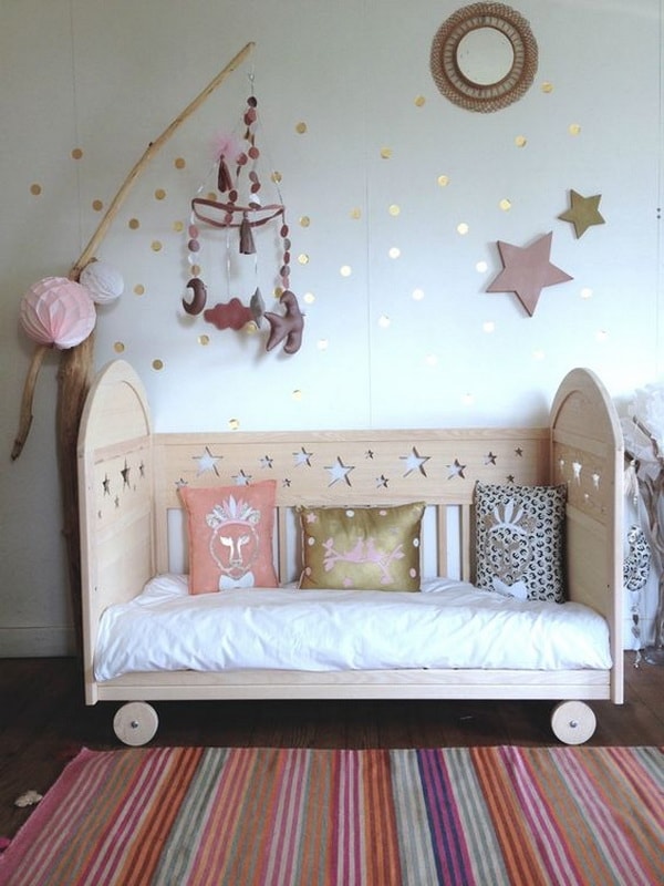 Cuna original en madera con ruedas