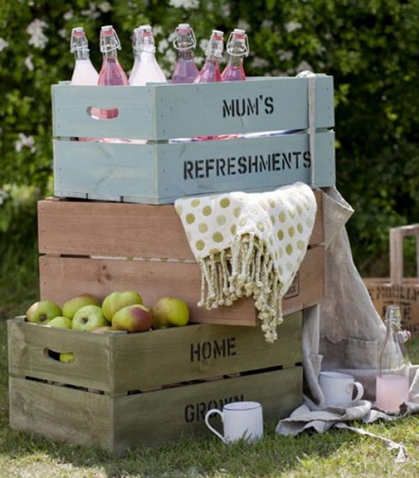 Decoración con de madera. Cajas fruta recicladas.