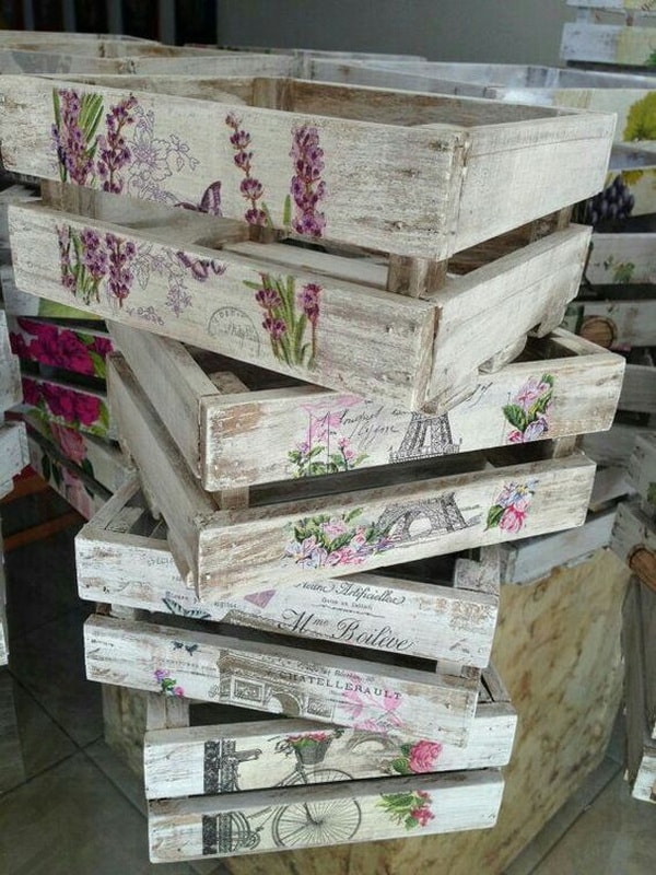 Decoración con cajas de madera. fruta recicladas.