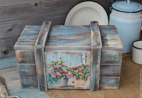 Decoración con cajas de madera. fruta recicladas.