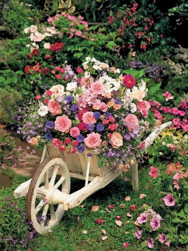 Diseño de jardines con flores. Jardinería. Decoración con flores.