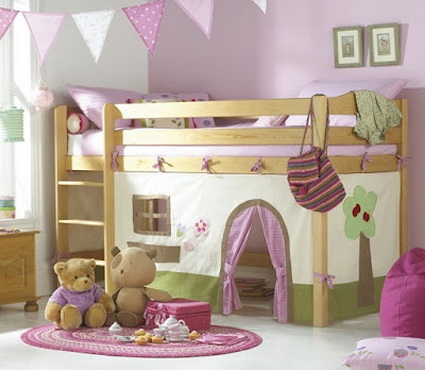 Cama con casita de juegos
