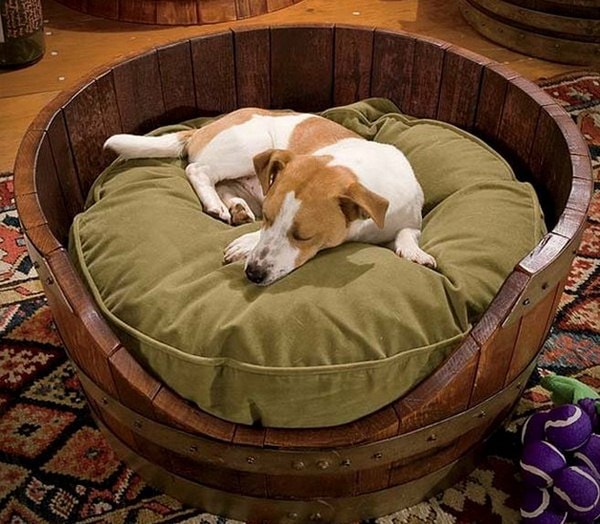 Camas de perros hechas con barriles demadera