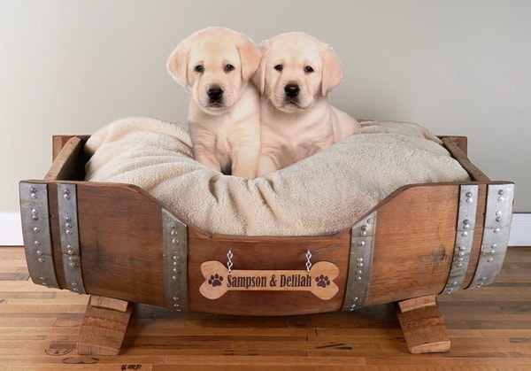 Camas para mascotas hechas con barriles de madera