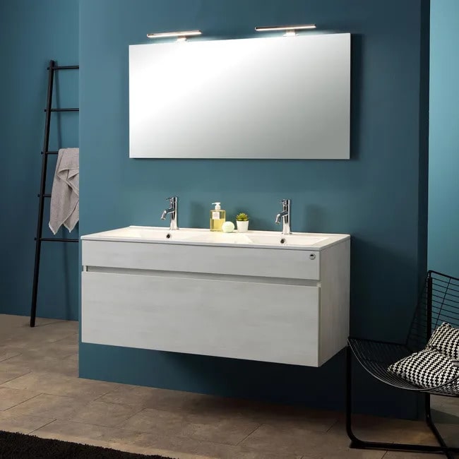 Pared azul y mueble de baño gris claro