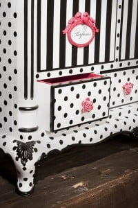 armario-pintado-en-blanco-rosa-y-negro