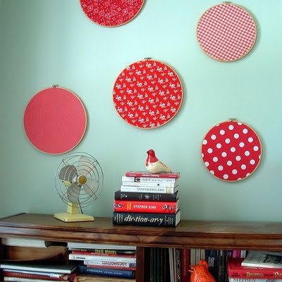bastidores-con-telas-en-rojo-y-blanco