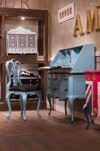 escritorio-y-silla-pintados-de-azul