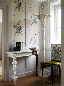 polly-wreford-consola-de-dos-trozos-y-silla-fornasetti