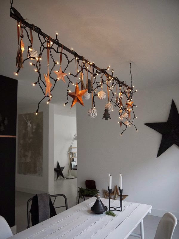Arreglo navideño con luces LED sobre la mesa del comedor