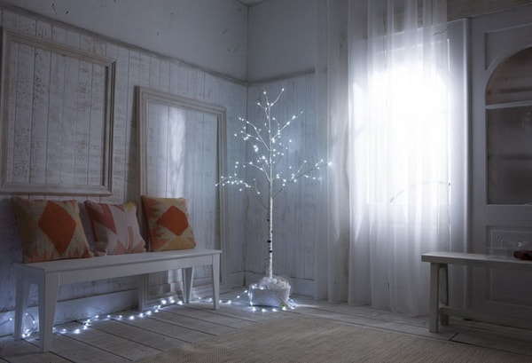 Árbol de Navidad decorado con luces LED