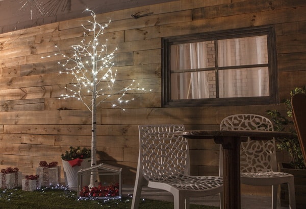 Árbol decorado con luces LED en el jardín