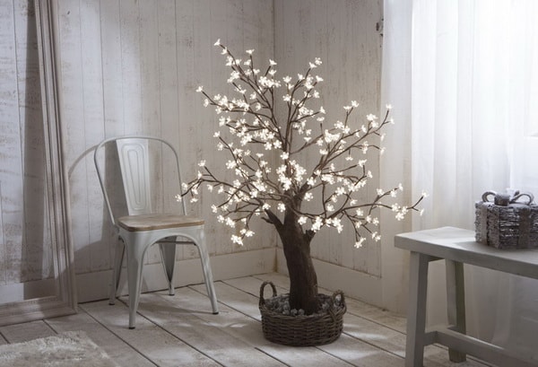 Árboles de Navidad decorados con guirnaldas de luces LED