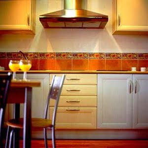 cocina con detalles naranja y crema