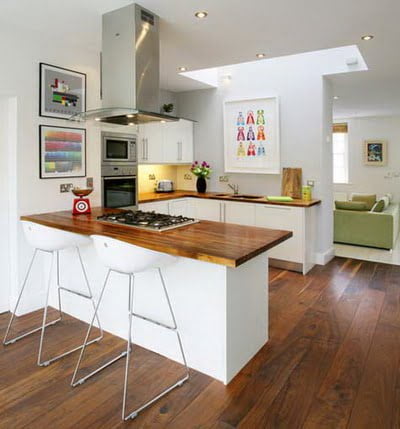 cocina decorada con blanco y madera