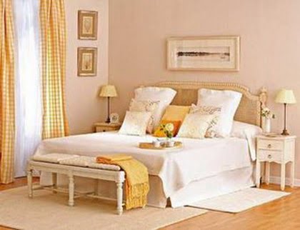 un dormitorio decorado