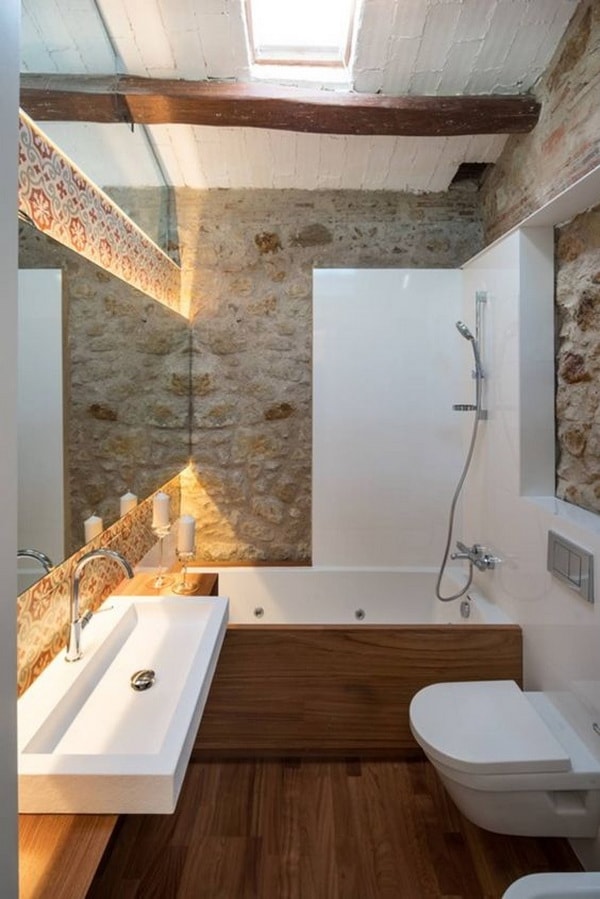 Paredes de baños modernos revestidas en piedra