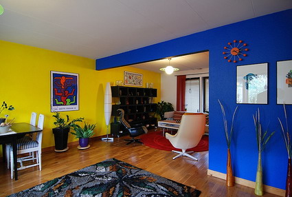 Un living comedor azul y amarillo - Decoración de Interiores y