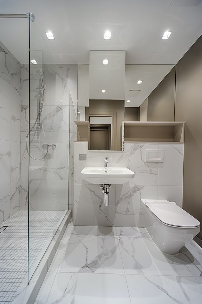 Mármol en paredes de baño