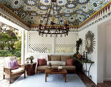 Tetos inspiradores: dicas de decoração Para esse efeito podem ser utilizados tecidos para decoração, muito usados em paredes; ou até mesmo o próprio papel de parede.