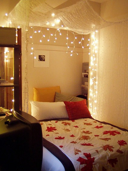 Ideas para decorar tu dormitorio con luces navideñas - Decoración de