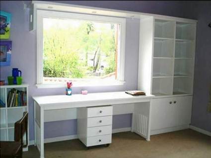 Escritorio bajo ventana