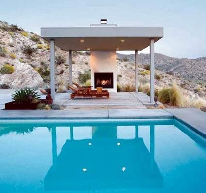 Chimenea junto a la piscina