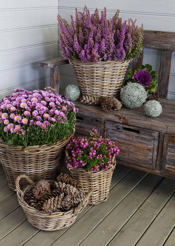 Arreglos florales en cestas de mimbre