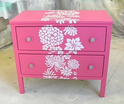 Mesita de noche con stencil