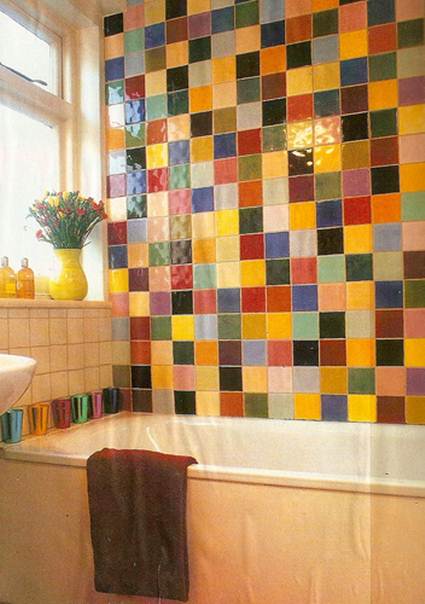 Azulejos de colores en el baño