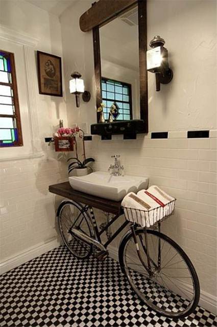 Decoración de baño con bicicleta