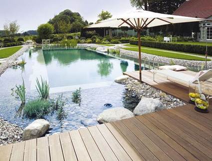 Hermosa piscina sostenible