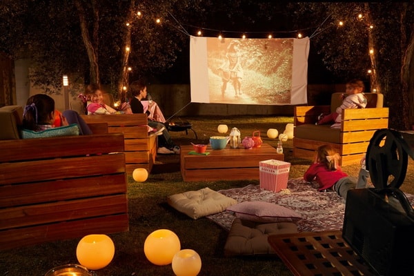 Cine al aire libre en el jardín