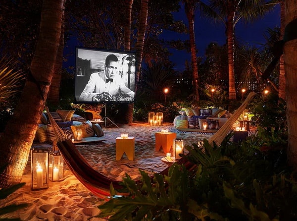 Cine en el patio o jardín