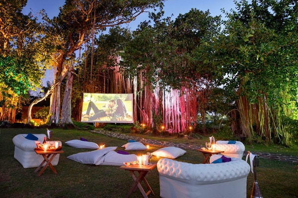 Montar una sala de cine en el jardín