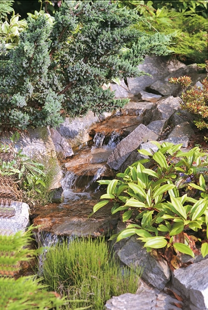 Riachuelo artificial en el jardín