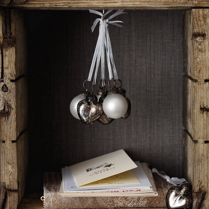 Arreglos navideños con esferas y ornamentos navideños