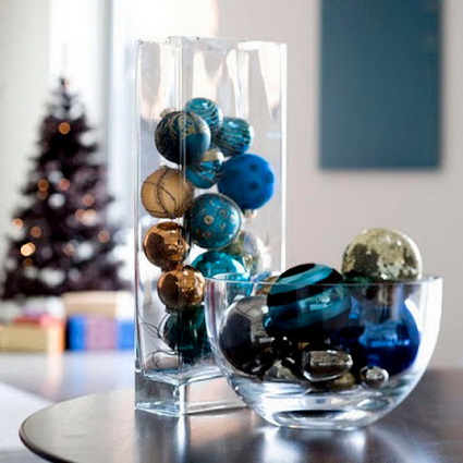Esferas navideñas dentro de recipientes de cristal