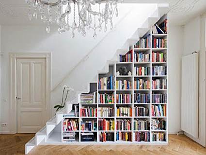 Biblioteca en el hueco de la escalera