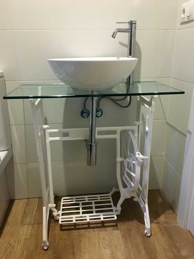 Encimera para baño hecha con pie de máquina de coser