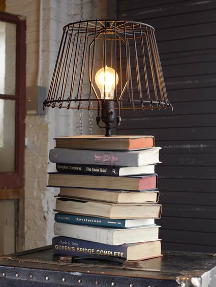 Lámpara con libros viejos